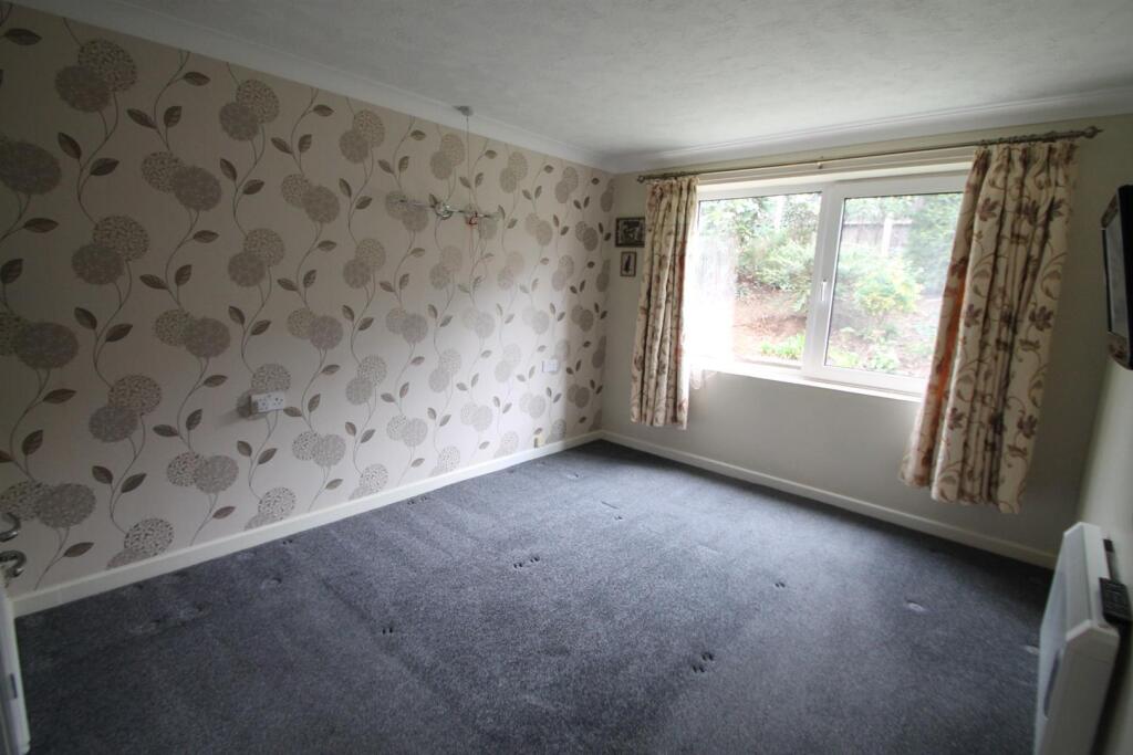 6 friars main bedroom.jpg