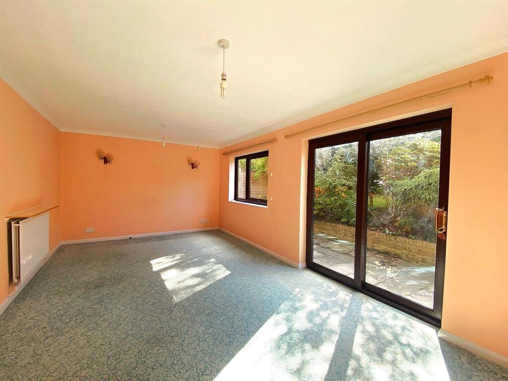 15 Portfield Close - Lounge1.jpg