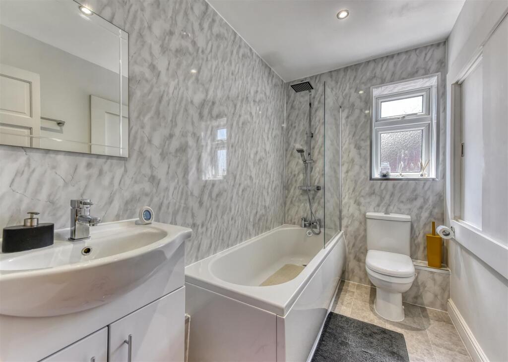 34 Tyning Close-bathroom.jpg