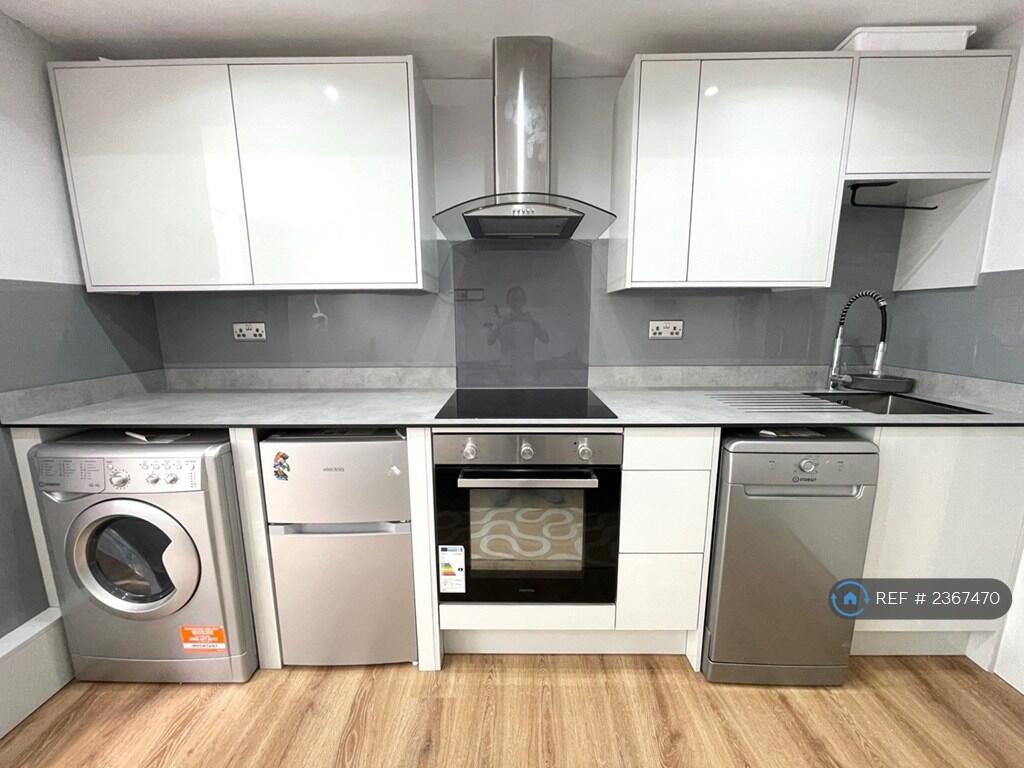 Modern, Fully-Appointed Kitchen 