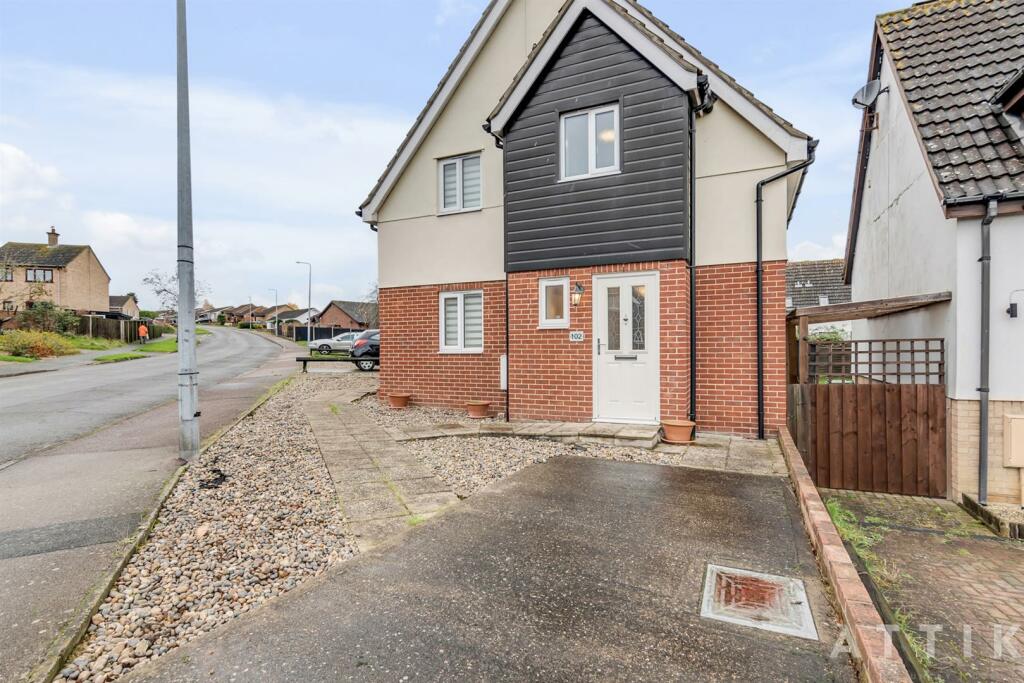 102 Dukes Drive Halesworth IP19 8DR (18).jpg