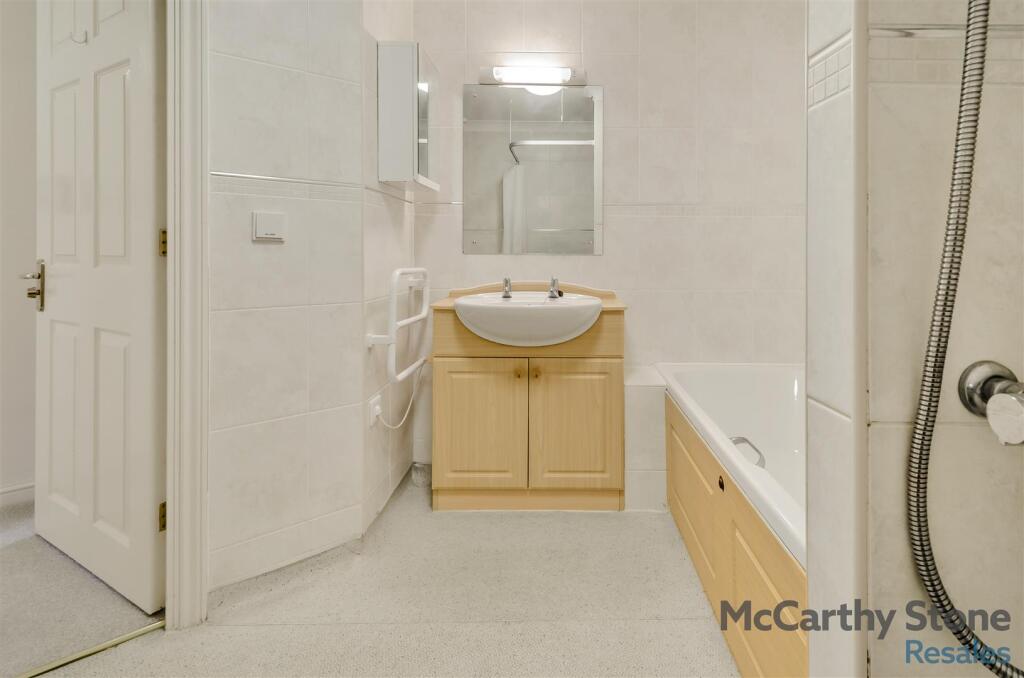 8673356-interior10.jpg