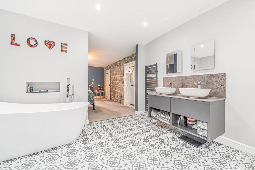 Bedroom One En-su...