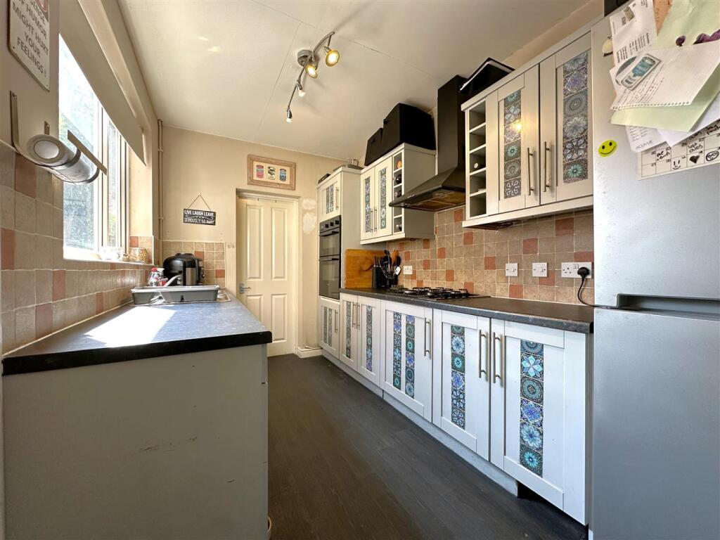 Spacious Kitchen 731