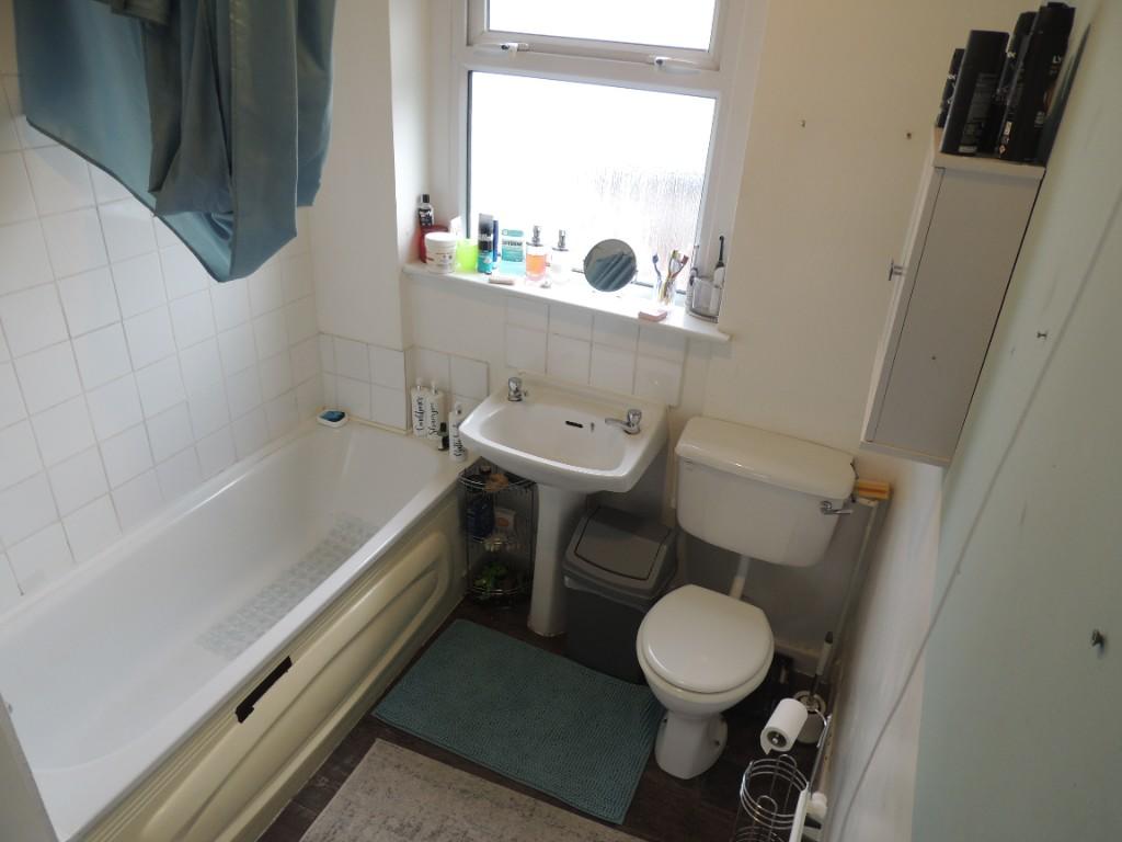 1st Floor Bathroom 