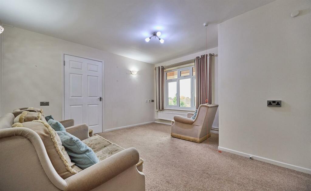 'L' shaped lounge dining room