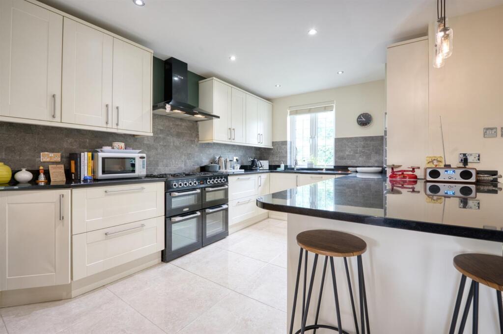 Kitchen - breakfast bar.jpg