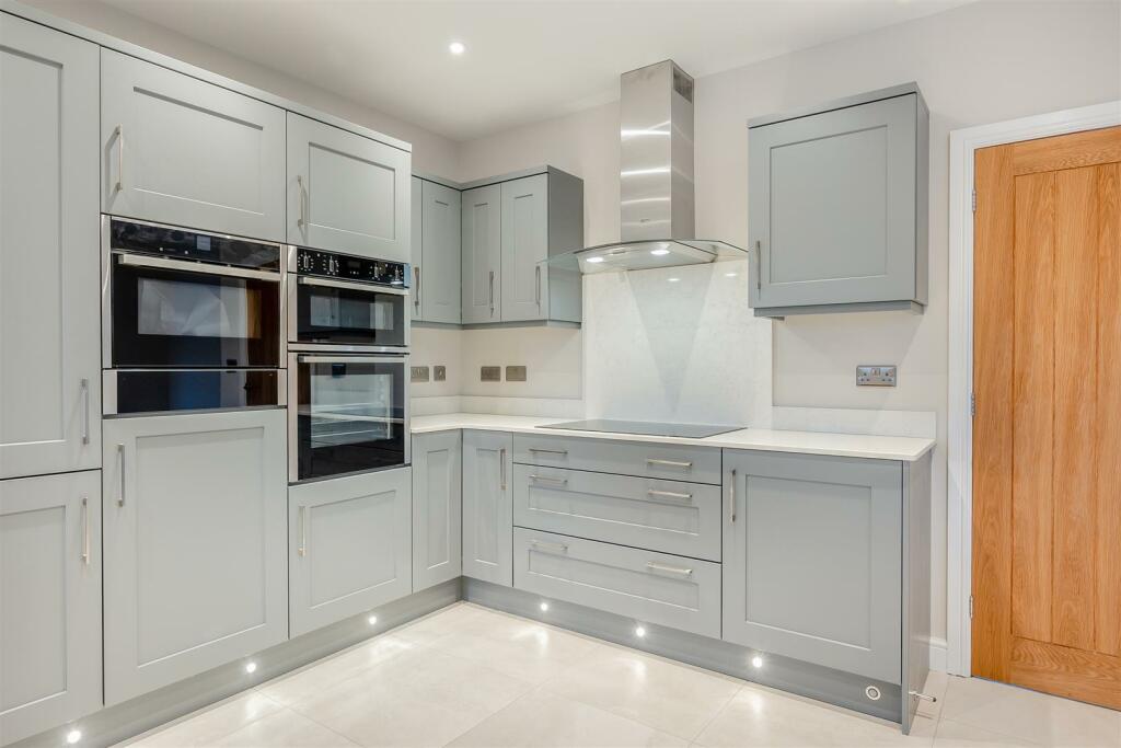 8581130-interior32.jpg