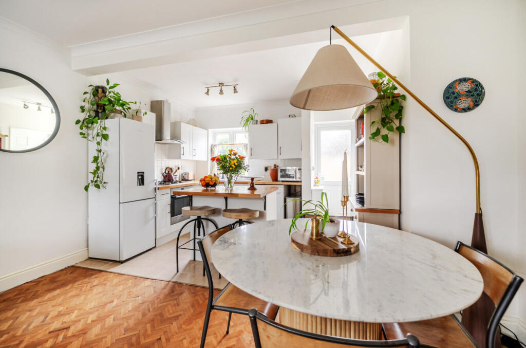 1395676-3-695f9c4...