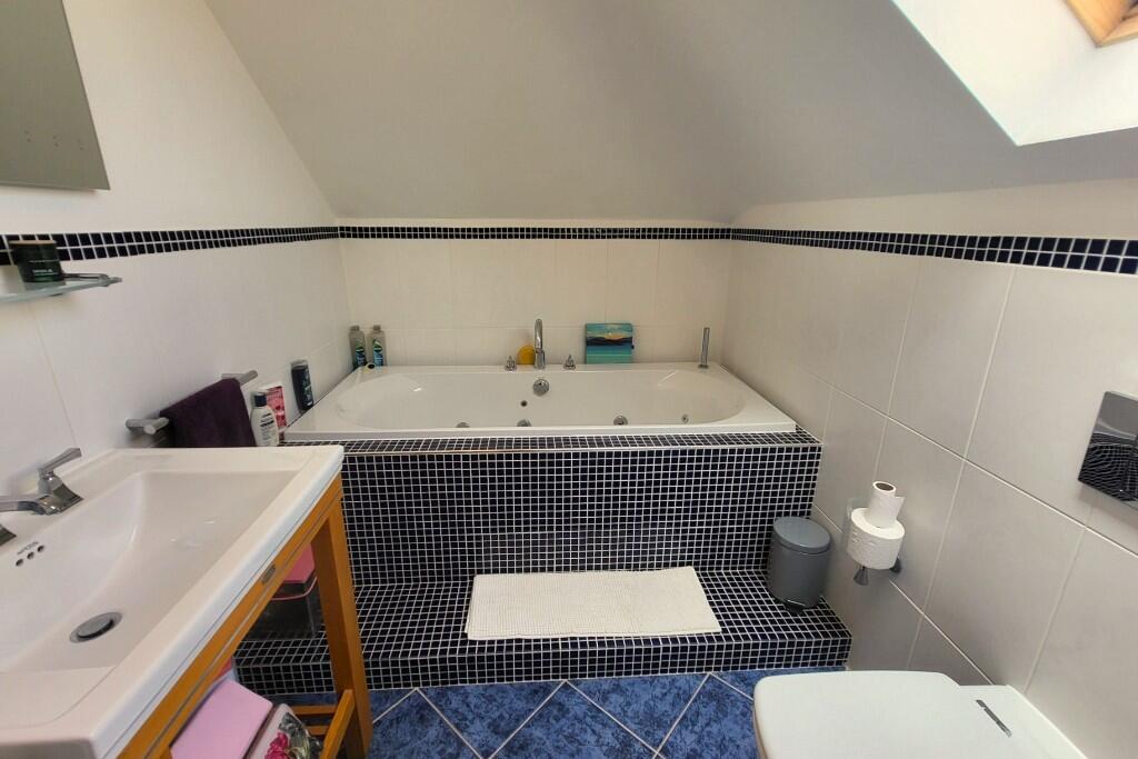 Bed 1 Ensuite Bath