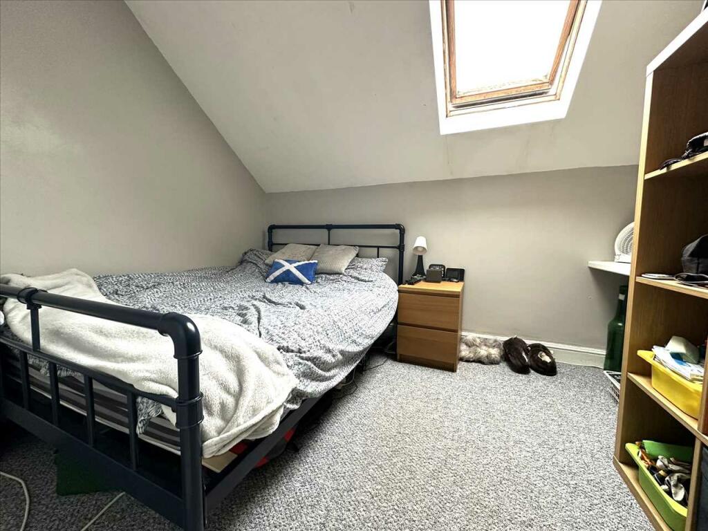 Bedroom (rear)