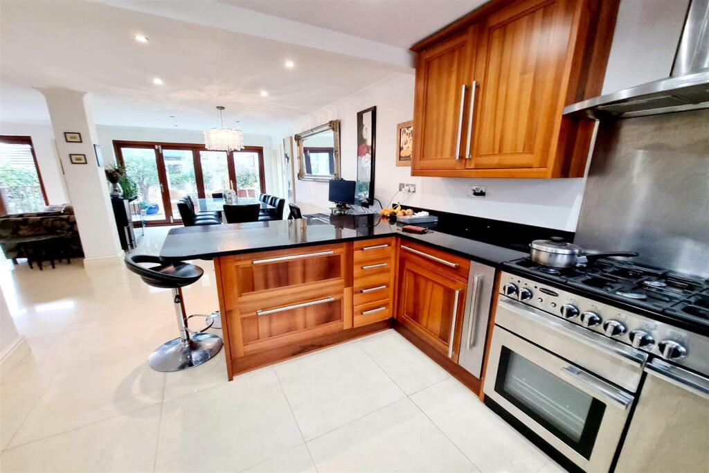 KITCHEN/BREAKFAST AREA: