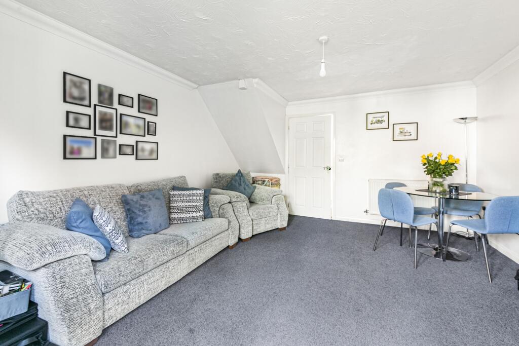 8 Berrington Grove lounge 2