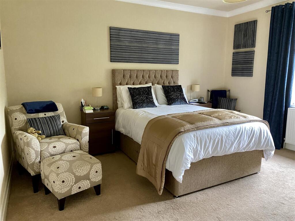 07 BEDROOM 1_0301.JPG
