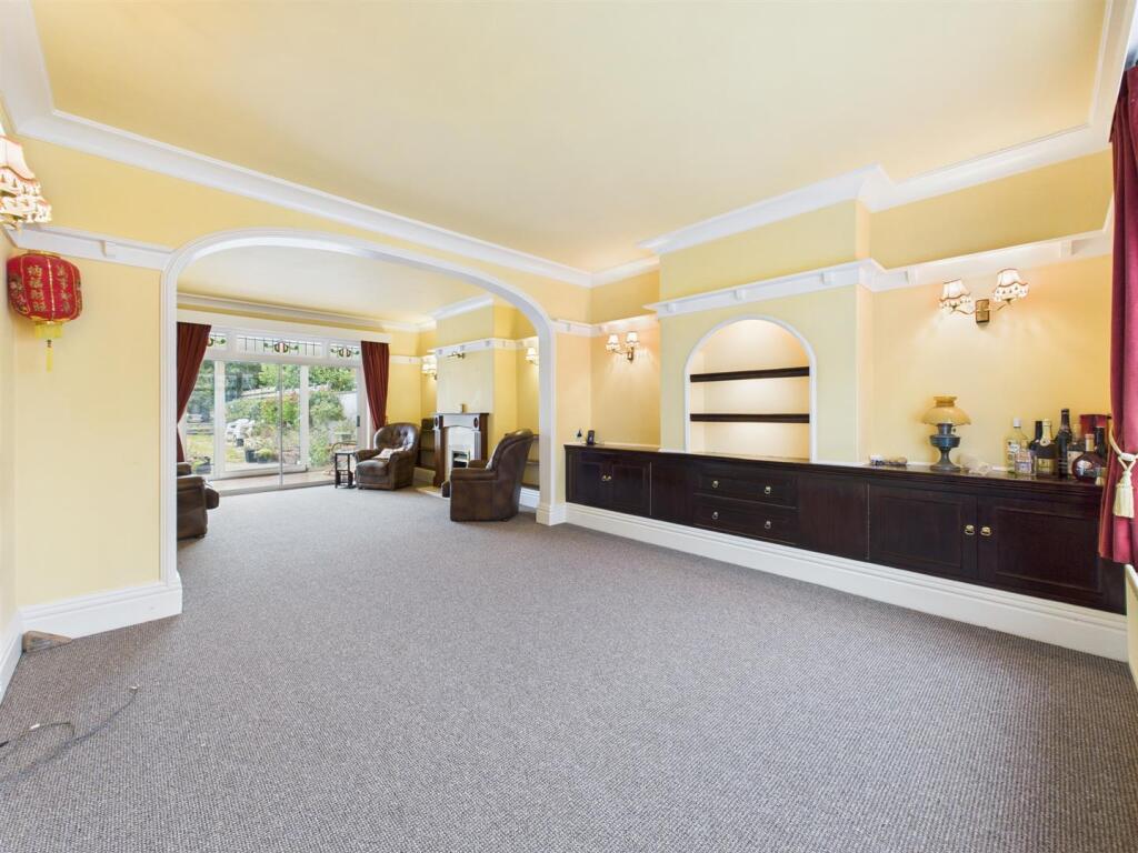 Dining room: