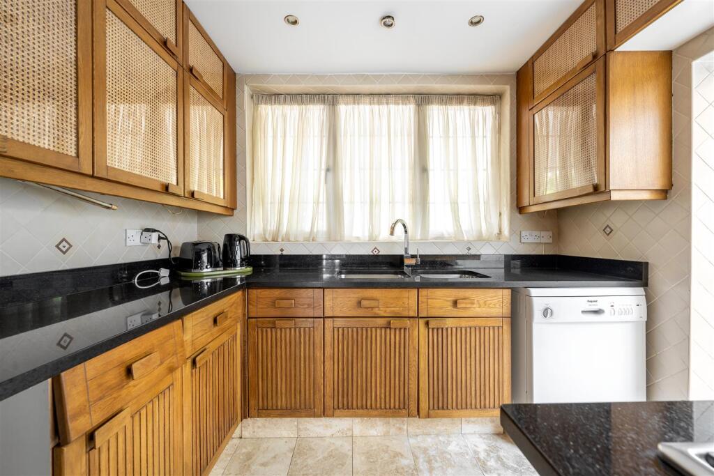 Hermitage Close, E18