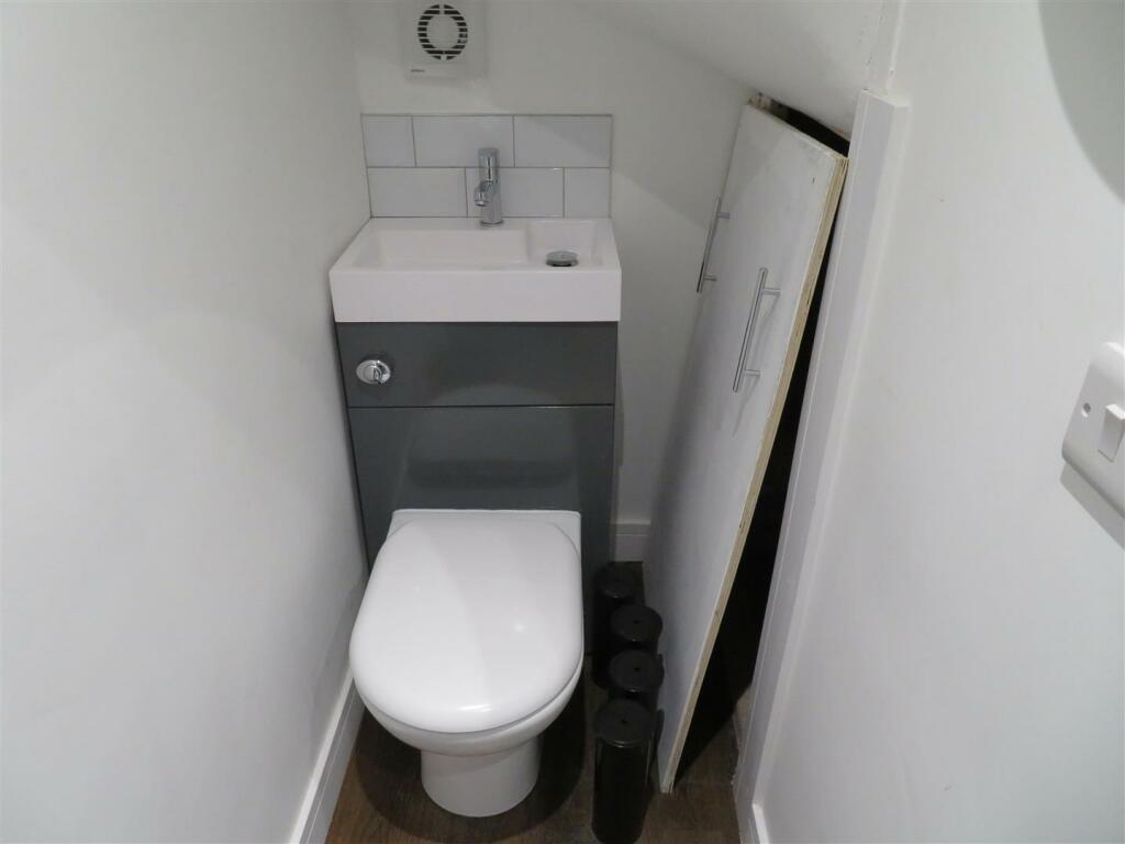 40 Darlington Toilet.JPG