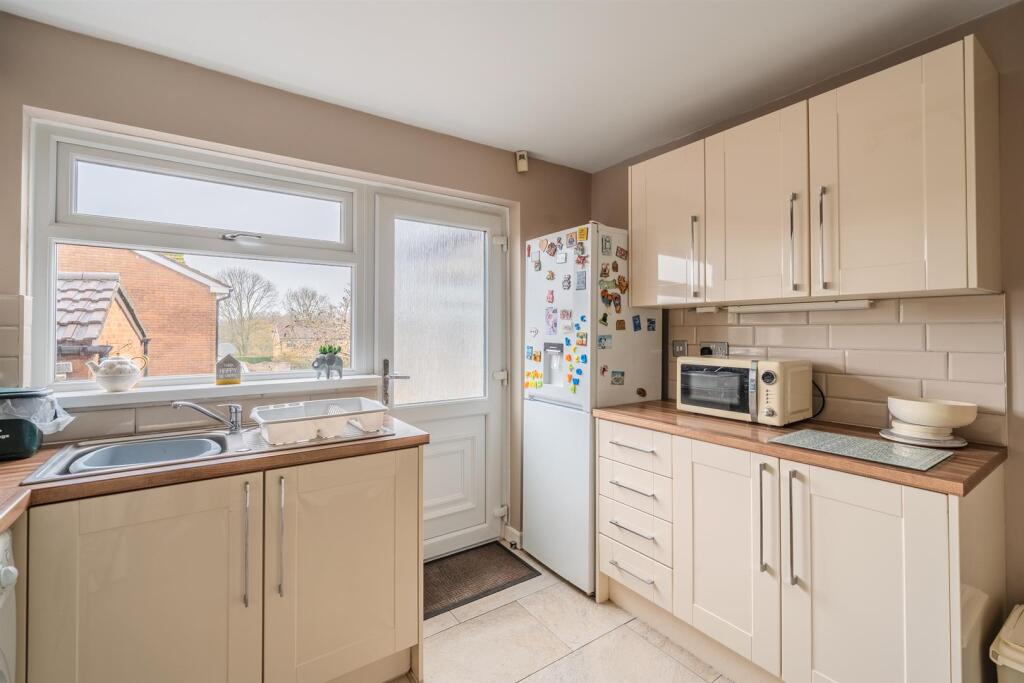 24 Larch Close-18.jpg