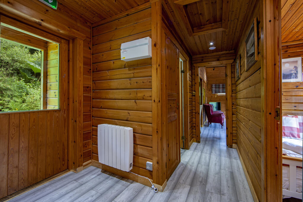1Z6E0881 Carrick Hallway