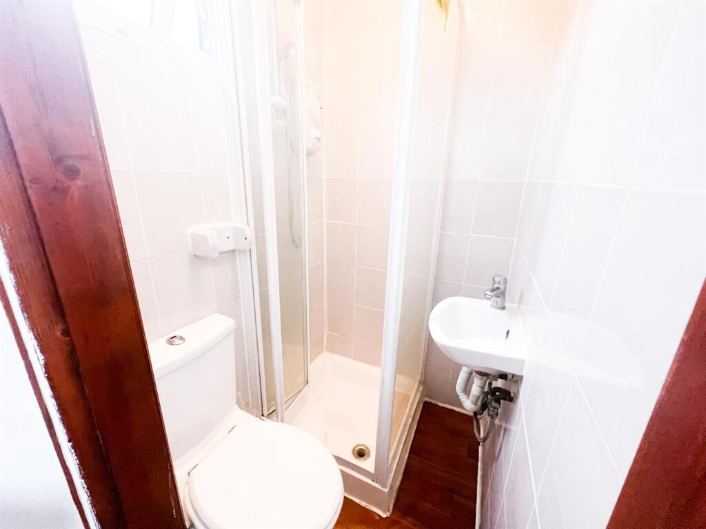 40, Warren Road E10