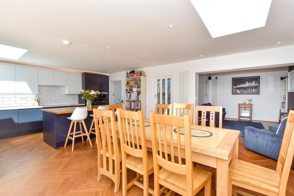 Kitchen/Dining