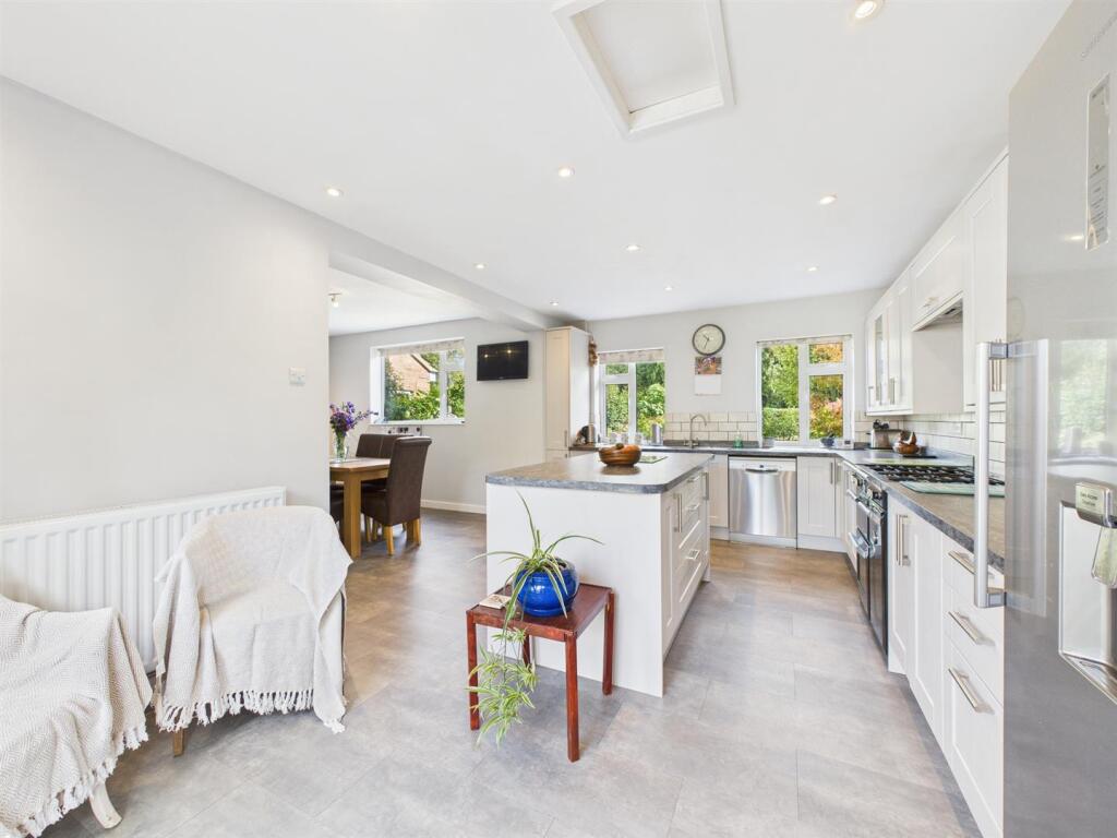 L-Shaped Open Plan Dining/Living Kitchen
