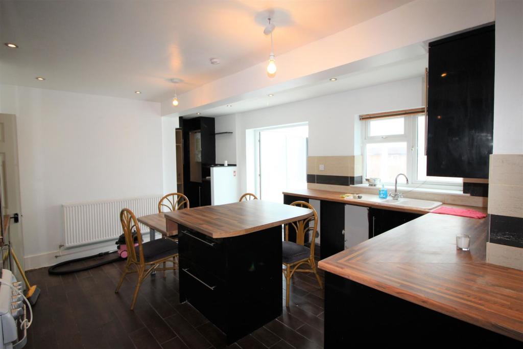 Kitchen 2.jpg