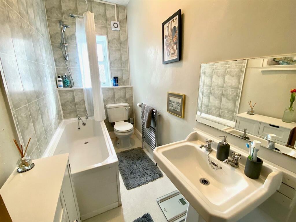 bracken hill 6 bathroom.jpg
