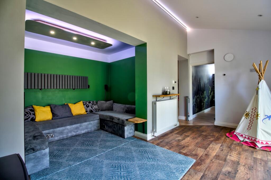 Hall Close Stoneleigh - Matt Clinton EweMove Kenil