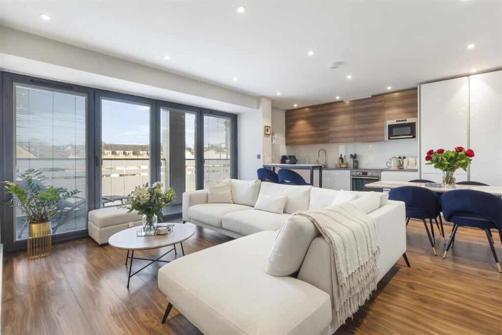 Charlotte Court EN4 8QZ-2.jpg