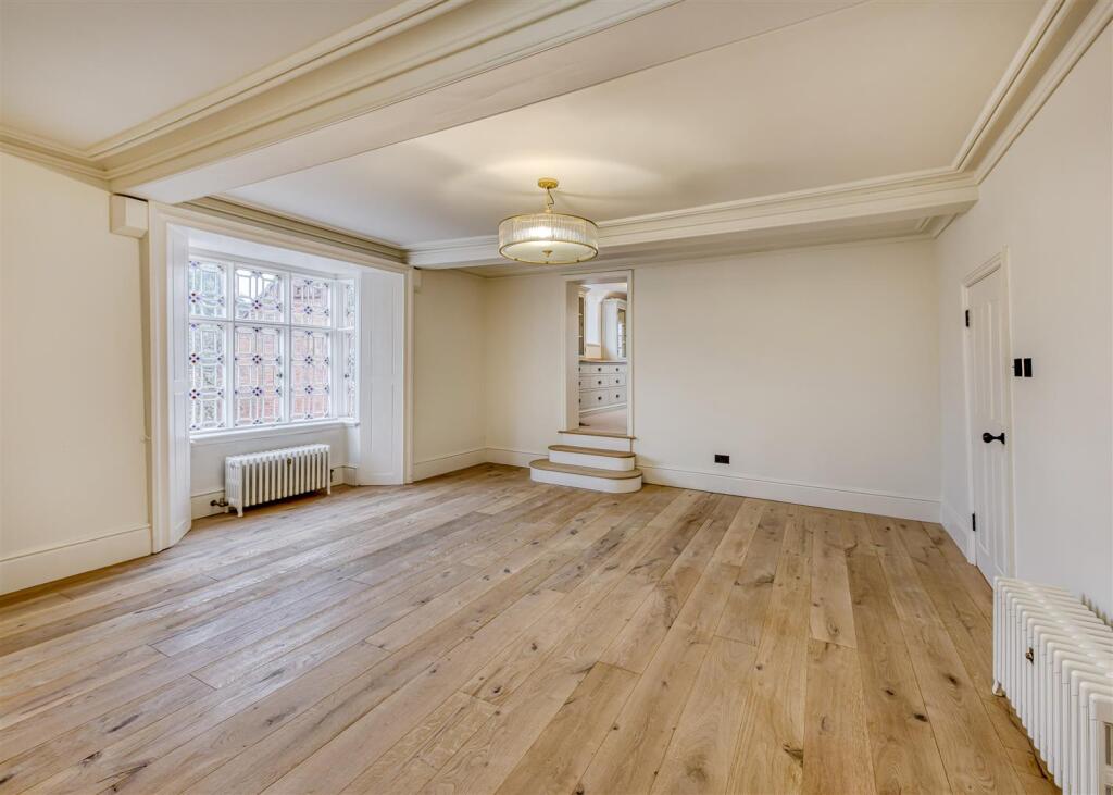 The Old Manor House-bed1.jpg