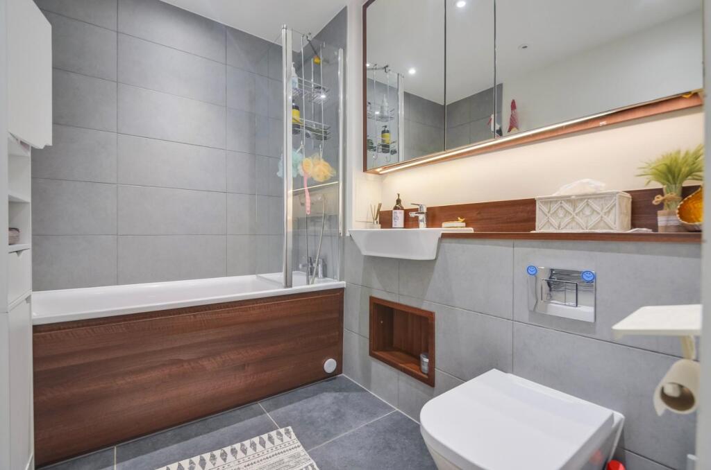 Bathroom_Pic_ (2).jpg