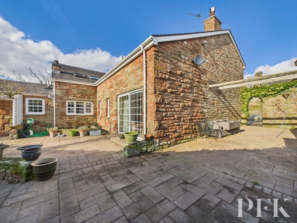 Side courtyard garden