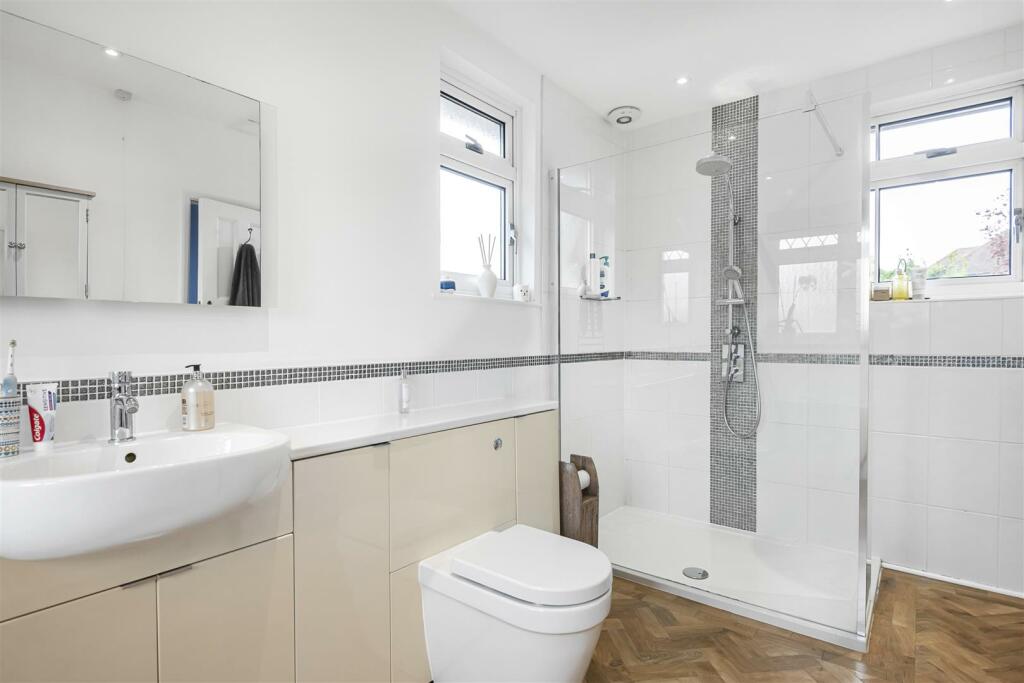 LUXURY BATHROOM/WC: PIC. 2