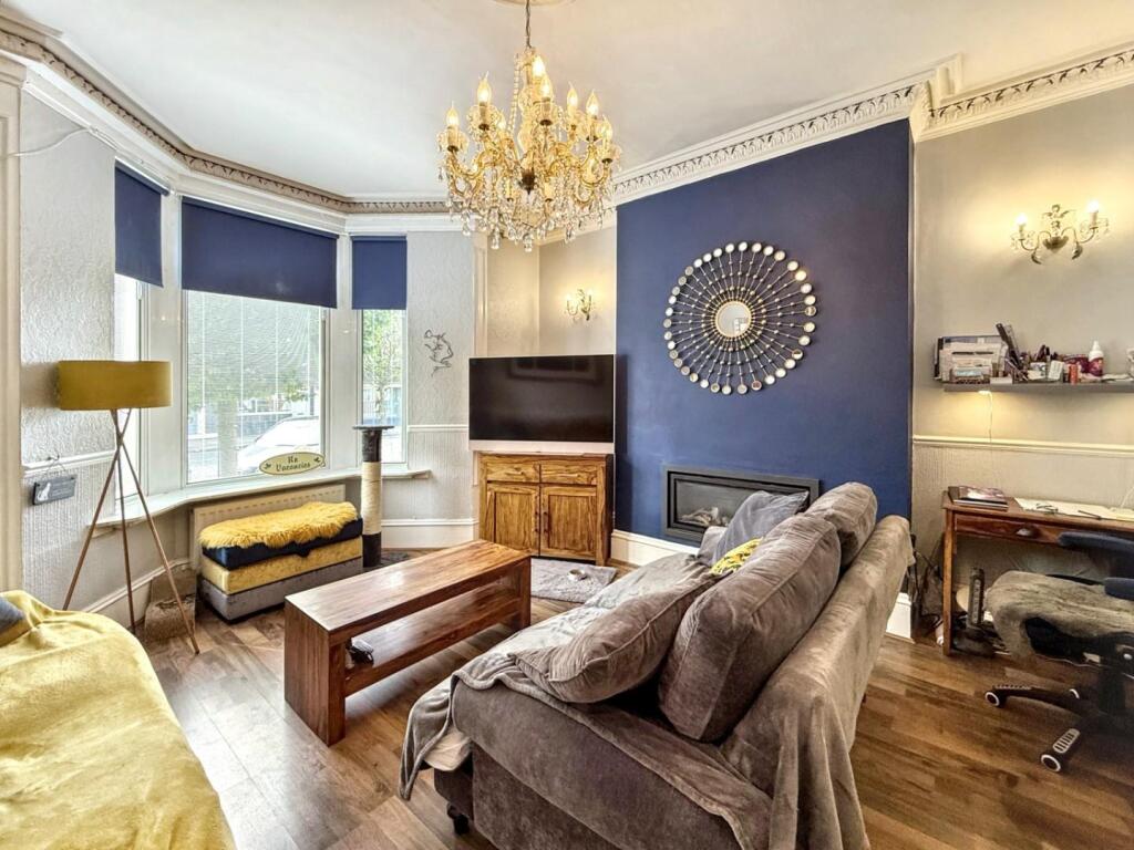 117 front - Liv room.jpg