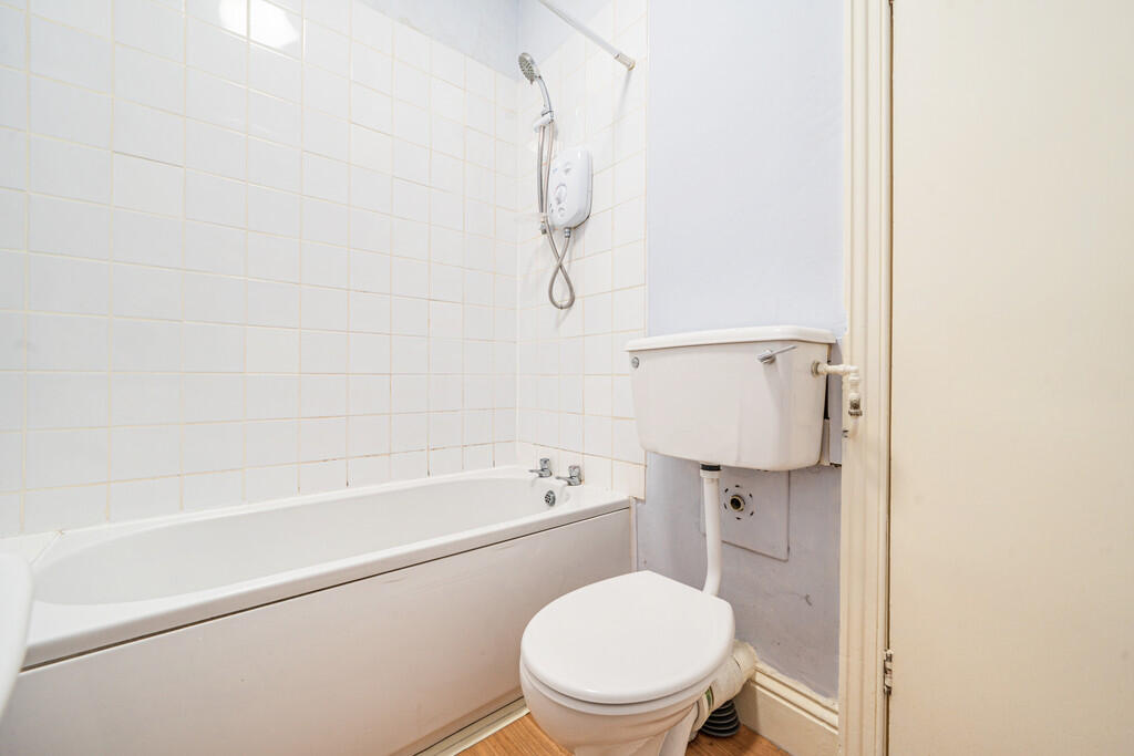 Flat 1 Bathroom