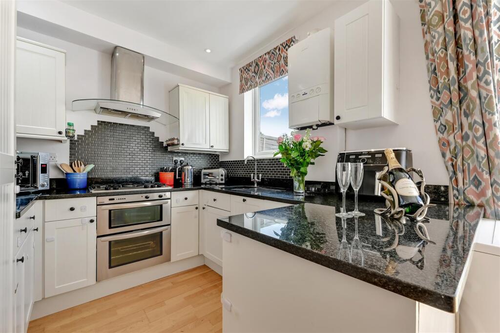 CHRISTCHURCH CLOSE, 23 - 12 PICS-11_.jpg