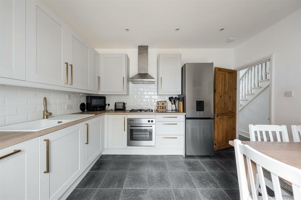 Curwen Avenue, E7