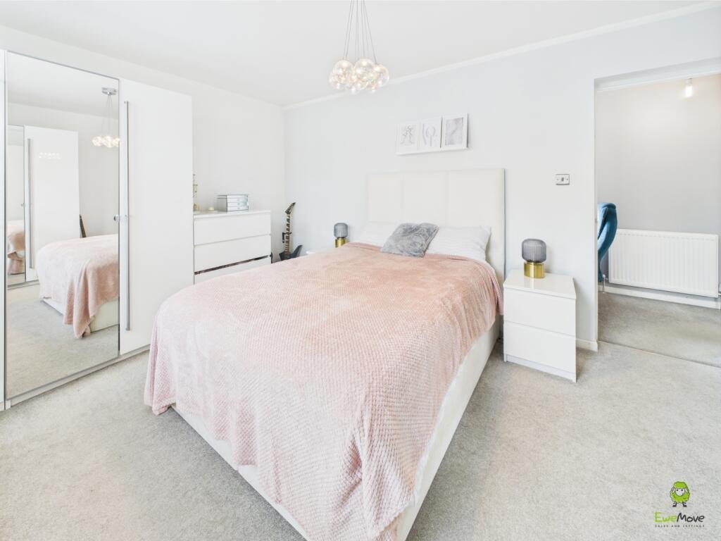 CAM03779G0-PR0227-STILL013