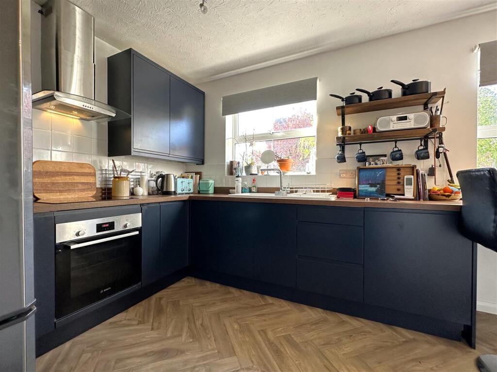 Modern Fitted Kitchen 990