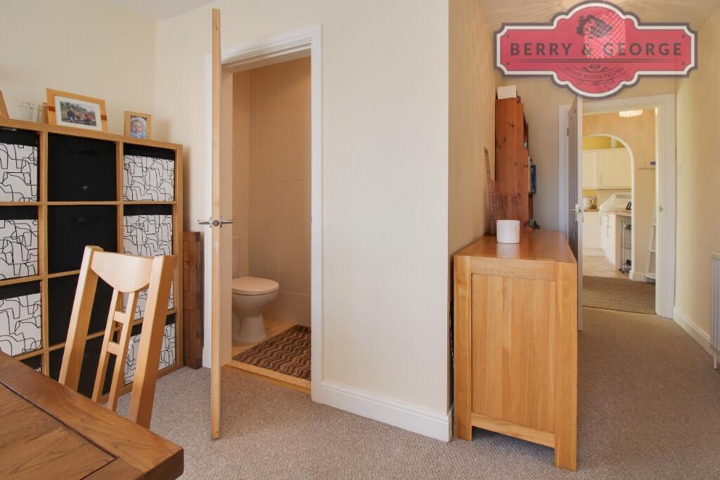 CLOAKROOM / EN-SUITE