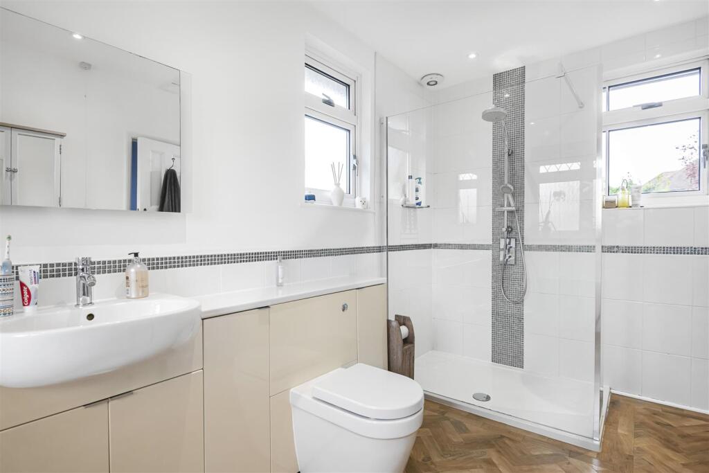 LUXURY BATHROOM/WC: PIC. 2