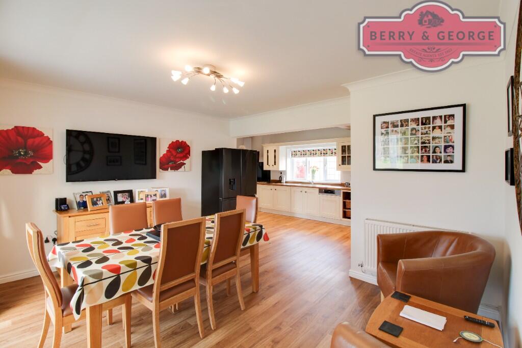 KITCHEN / DINER