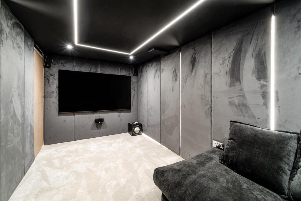 HOYLAND DOWN (5).jpg