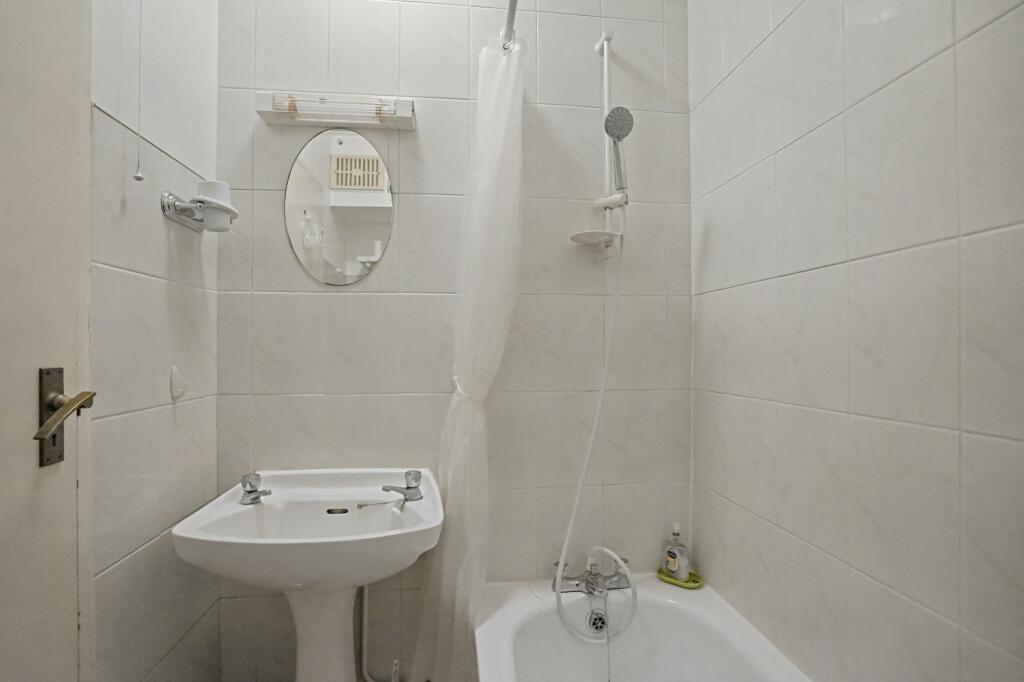 Flat 5 Florin Court, Charterhouse Square, Barbican, London, EC1M 6ET