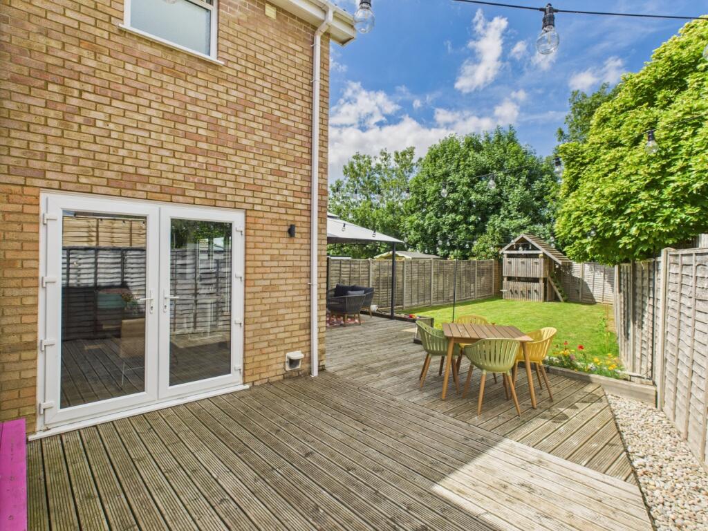 25. CAM04922G0-PR0050-STILL040