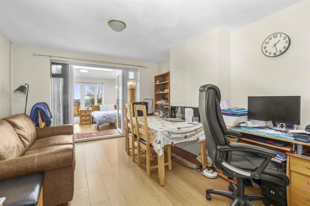 123 Walton Drive, HP13 6UA-8.jpg