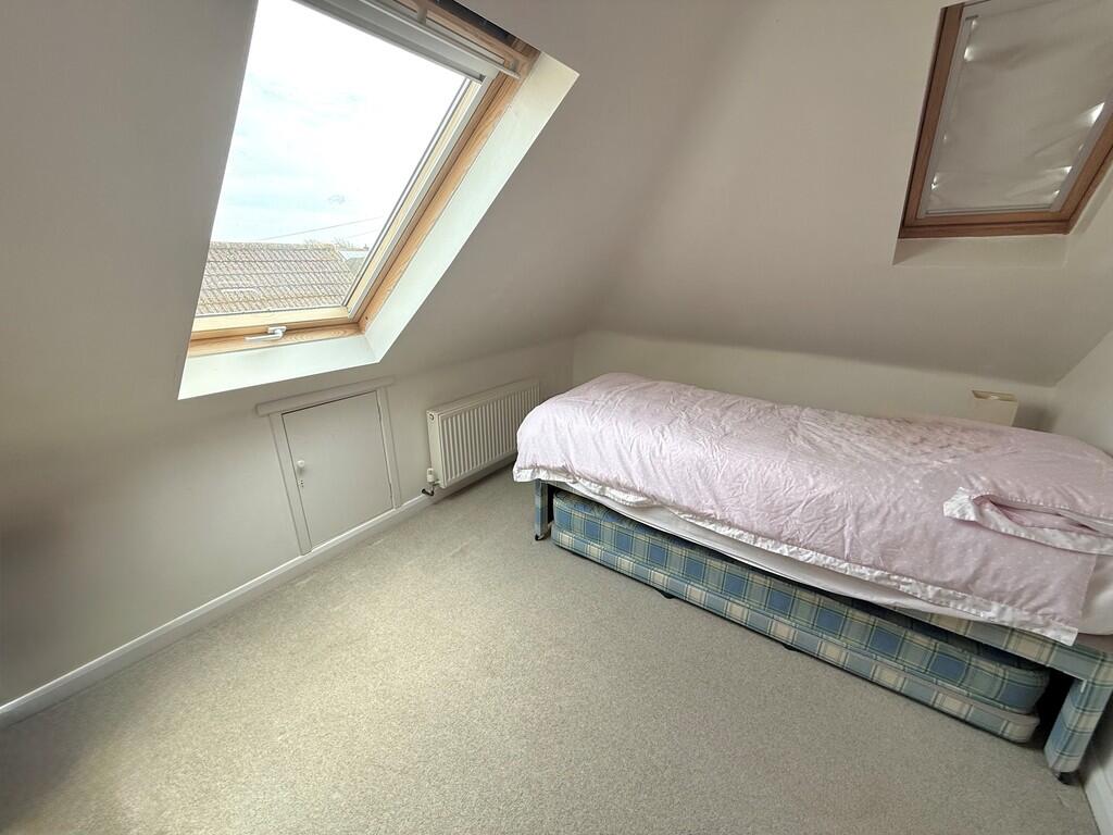 12 Knightscroft A...