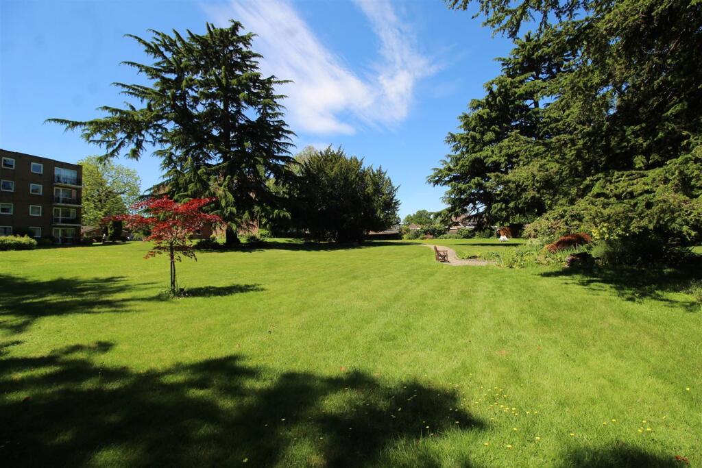 Gresley Court Gardens (6).jpg