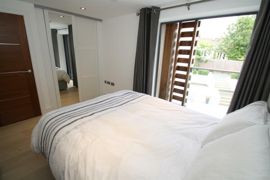 Bed1.jpg
